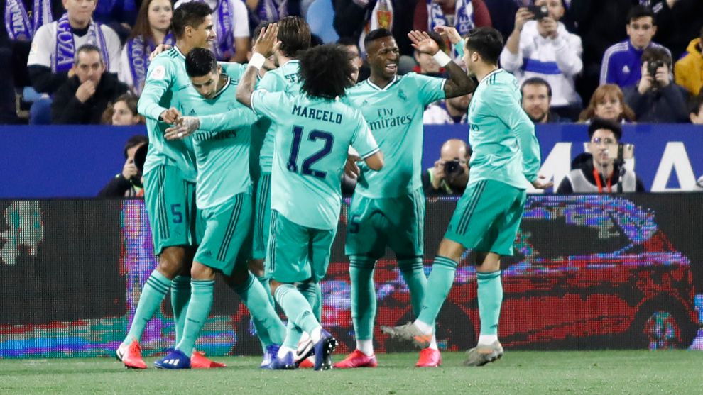 Los jugadores del Real Madrid celebran uno de los goles anotados en La...