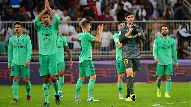 Los jugadores del Madrid, saludando a la afición tras el partido.
